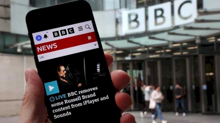 la-bbc-elimina-contenido-de-russell-brand-de-sus-plataformas-digitales-tras-las-denuncias-por-abuso-sexual