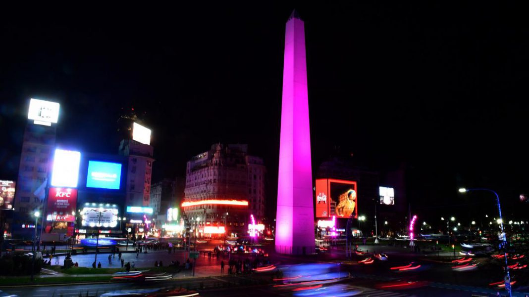 edificios-y-monumentos-se-iluminaron-de-rosa-por-el-dia-mundial-del-cancer-de-mama