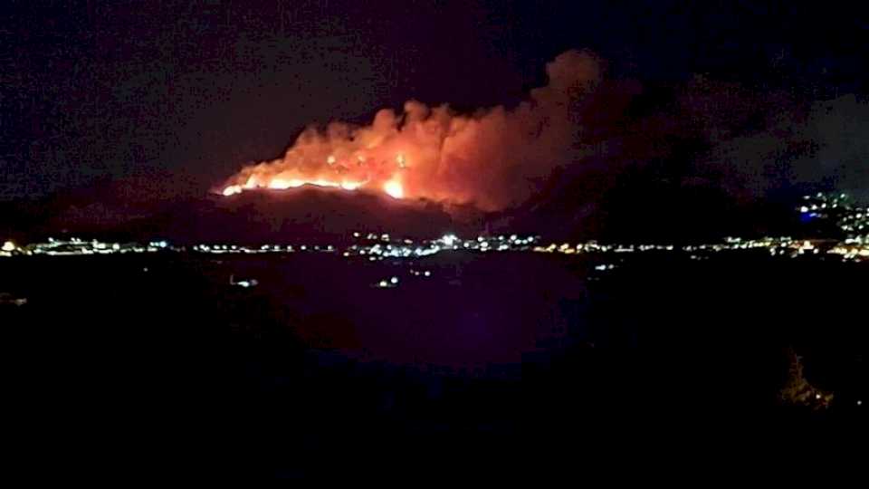 fuerte-incendio-forestal-en-el-norte-de-la-provincia-de-alicante:-desalojan-viviendas-y-confinan-a-vecinos