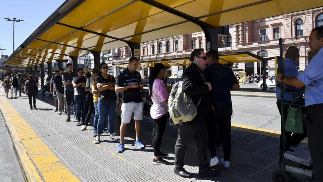 transporte:-empresarios-dicen-que-se-normalizara-el-servicio-de-colectivos