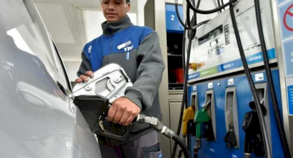 ypf-se-sumo-al-aumento-de-combustibles:-el-litro-de-super-cuesta-$653-en-santa-rosa