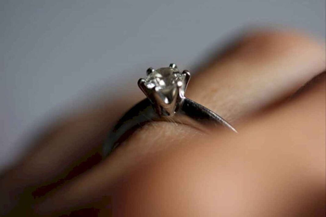 la-historia-del-anillo-de-compromiso,-un-simbolo-de-amor-vigente