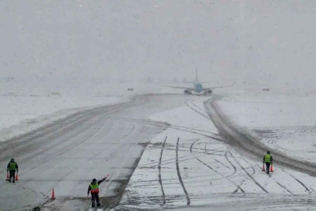 bariloche:-las-fuertes-nevadas-obligaron-al-cierre-del-aeropuerto
