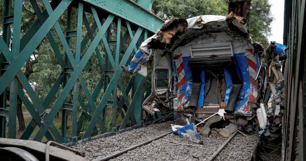 choque-de-trenes-en-palermo:-la-justicia-ordeno-pericias,-recogio-papeles-y-secuestro-celulares