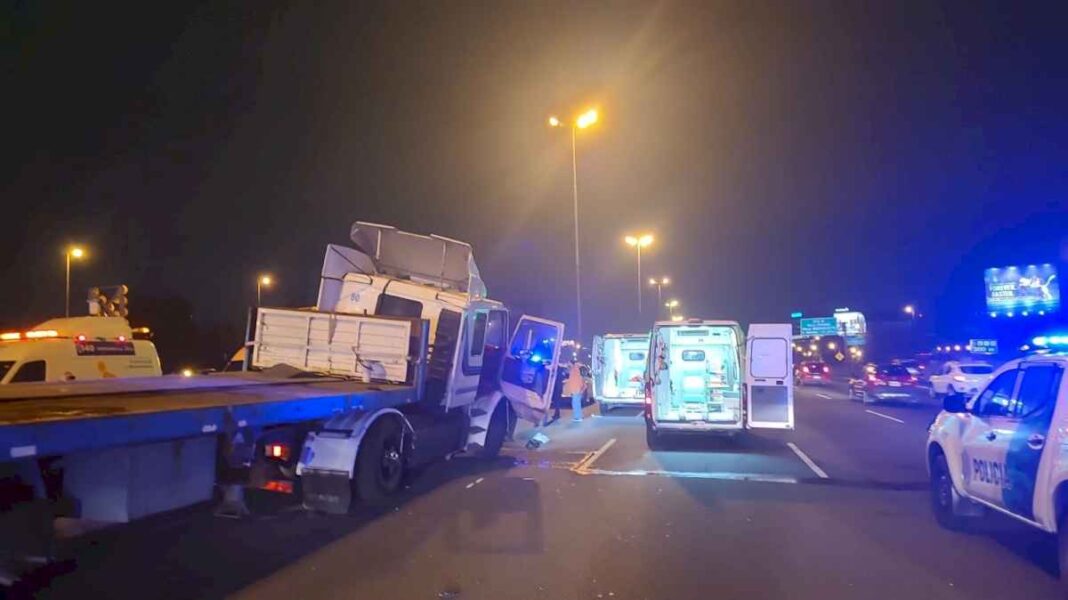 al-menos-dos-personas-murieron-en-la-autopista-panamericana-cuando-un-camion-choco-y-volco-el-container-que-transportaba