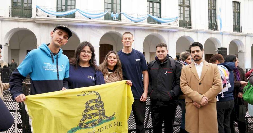 javier-milei-viaja-a-cordoba:-fuerte-operativo-de-seguridad,-poco-movimiento-frente-al-cabildo,-banderas-libertarias-y-hasta-control-policial-de-pancartas