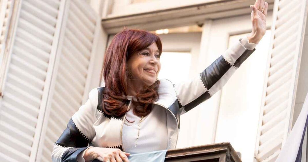 en-un-mensaje-por-el-dia-de-la-lealtad,-cristina-kirchner-cruzo-a-caputo:-«este-hambreador-social-parece-ser-mi-nuevo-jefe-de-campana»