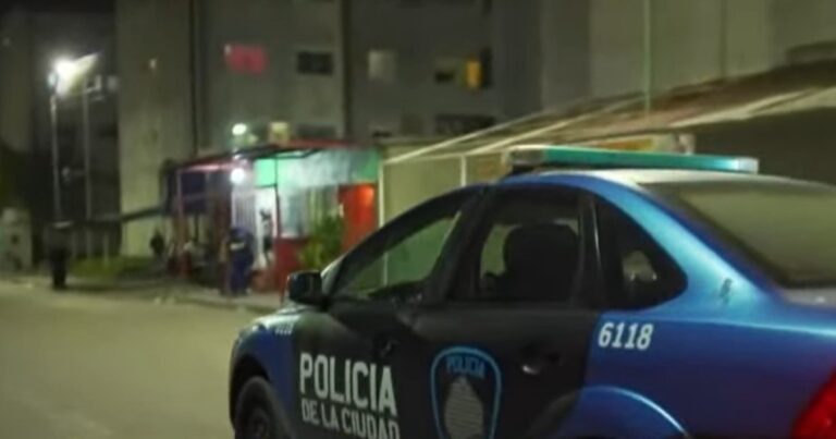 Un subcomisario de la Policía de la Ciudad recibió un balazo en el cuello mientras perseguía a un sospechoso y está grave
