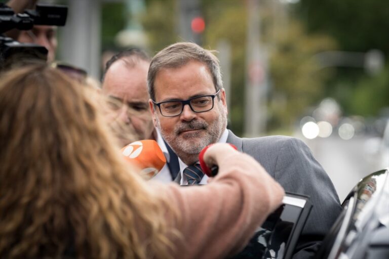 Milei evalúa echar al embajador en España por su cercanía con Mondino
