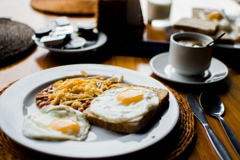Este es el poderoso desayuno sin azúcar y lleno de proteínas recomendado por Harvard