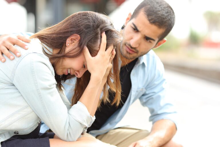 Las señales secretas que revelan que tu pareja te engaña, según una psicóloga