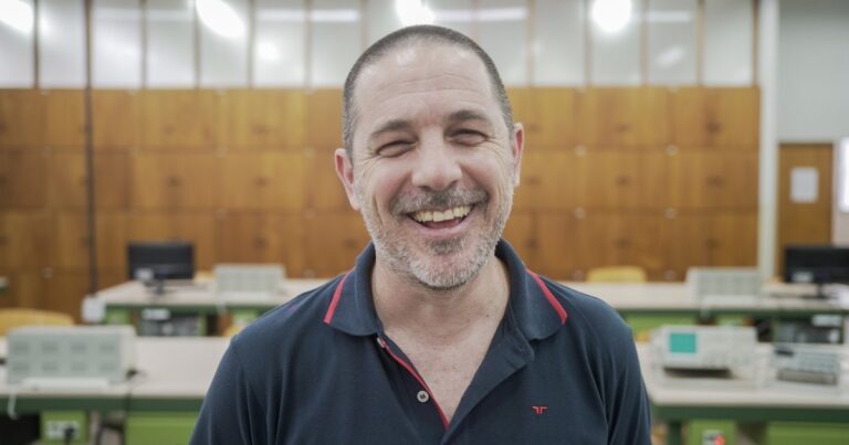 El aula como un espacio para crear soluciones: cómo un docente se convirtió en el referente de sus estudiantes