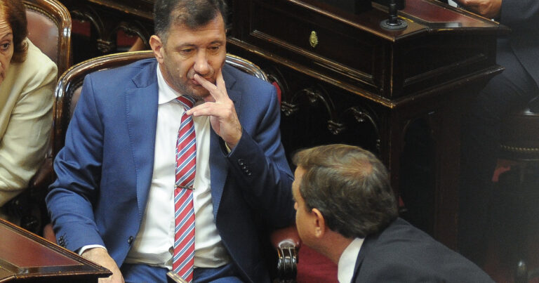 Javier Milei y sus medidas, EN VIVO: cruces, pases de factura y hasta una amenaza de bomba rodean al escándalo del senador Kueider