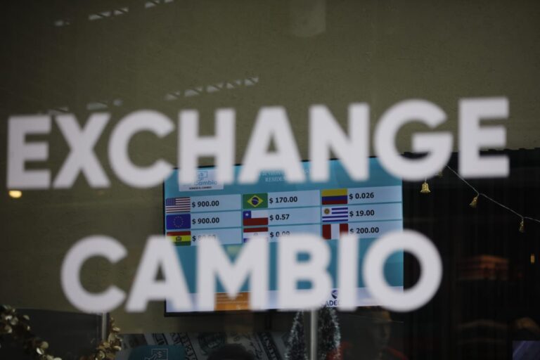 Dólar hoy: el blue vuelve a caer y ya cuesta casi lo mismo que el oficial