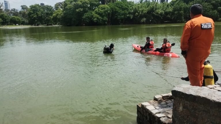 Con buzos y nadadores. Rastrillan los lagos de Palermo en búsqueda de un hombre borracho que se habría arrojado al agua