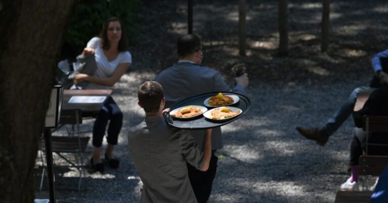 La respuesta del propietario de un restaurante a la reseña de un cliente que les acusaba de haber asignado su mesa a otra persona después de cancelar la reserva: Ya ha sido ejecutado el camarero
