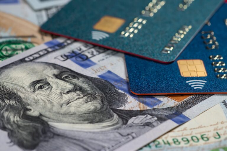 El Gobierno define en las próximas horas el precio del dólar tarjeta