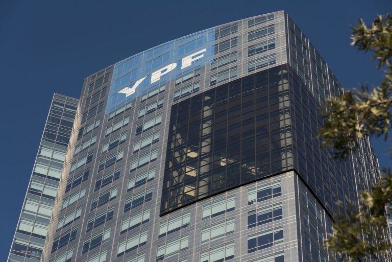 YPF anunciaría un acuerdo con Shell para desarrollar el gas de Vaca Muerta