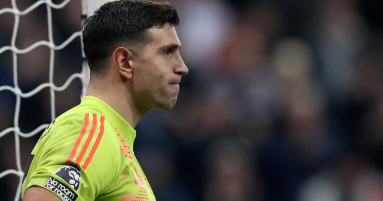 El Aston Villa de Dibu Martínez se comió un baile ante Newcastle y quedó lejos en la Premier