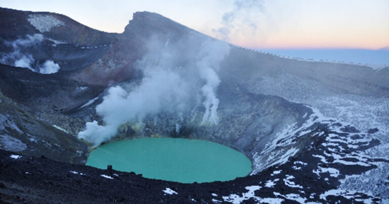 Hay alerta por el aumento de actividad en un volcán en la frontera entre Mendoza y Chile