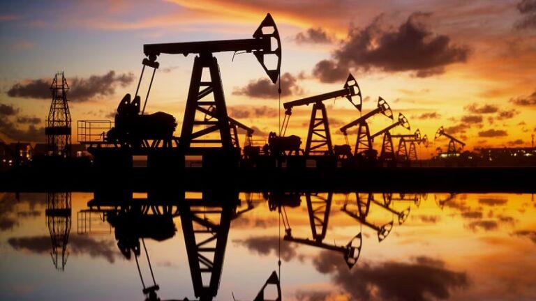 Trump prohíbe a más petroleras extranjeras operar en Venezuela