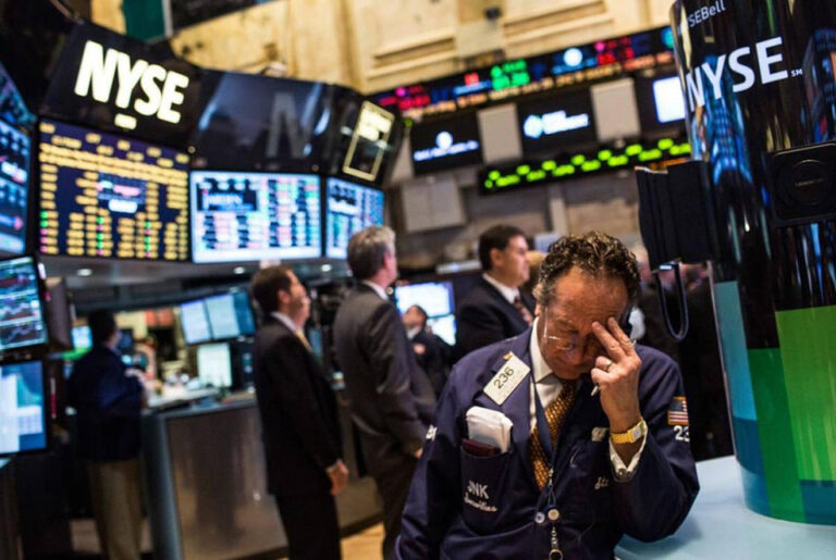 El derrumbe de los mercados arrastra las acciones argentinas y sube el riesgo país