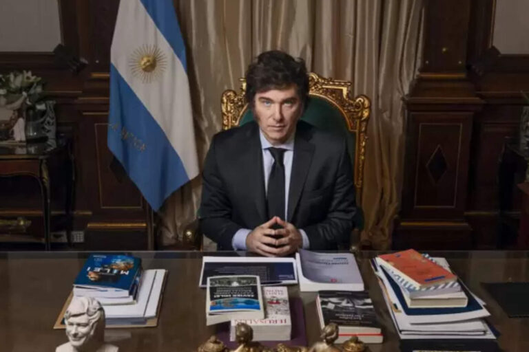 Un periodista de la agencia internacional Bloomberg llamó a apoyar el plan de Milei