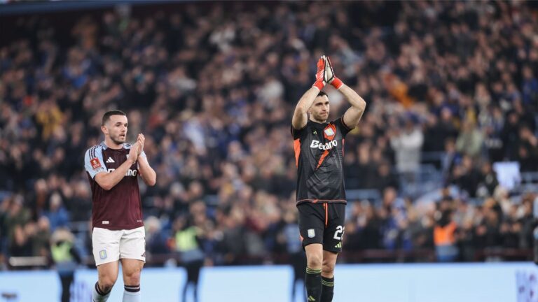Aston Villa goleó a un rival directo y sigue vivo en la pelea por la Champions