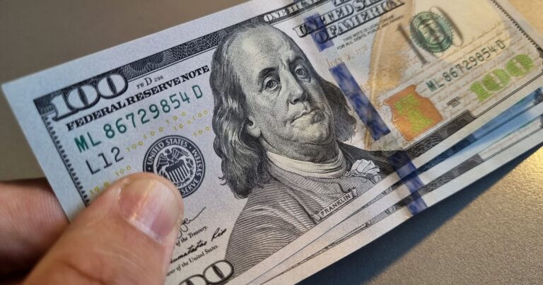 El dólar arranca en alza por tercer día consecutivo y ya roza los $ 1.200
