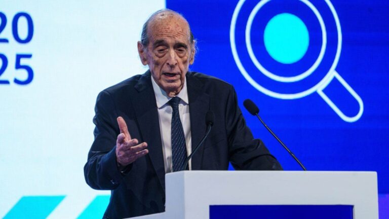 Ricardo Arriazu aseguró que la Argentina es el segundo país que más devaluó en la historia