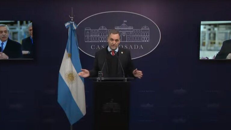 Manuel Adorni arrancó su habitual conferencia de prensa con un video de Sergio Massa: «No pasó»