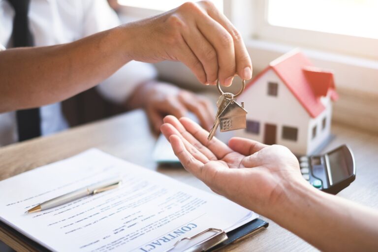 Cuánto cobra una inmobiliaria por administrar un alquiler?