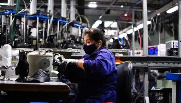 Cierres, caída del consumo y de empleo atraviesan las Pymes durante el gobierno de Milei