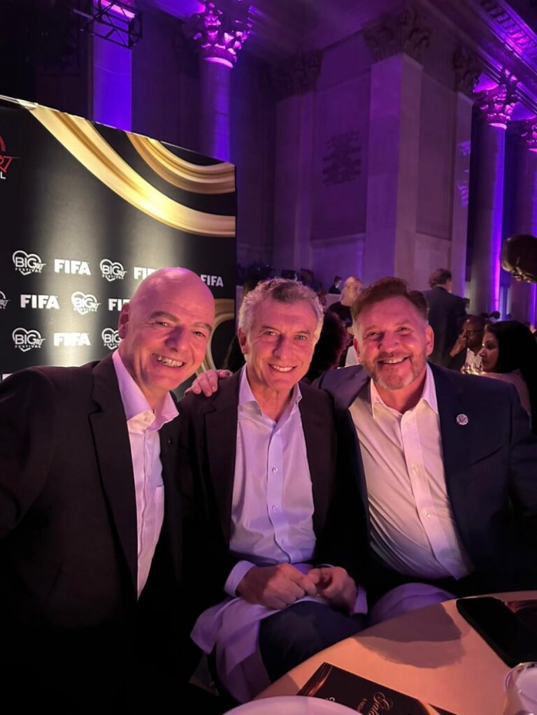 Macri sigue de gira con la FIFA en medio de la crisis del PRO