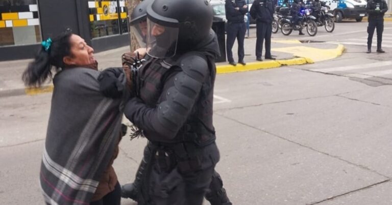 Tensión en la casa de Gobierno de Neuquén: desalojaron una protesta mapuche y hay al menos 17 detenidos