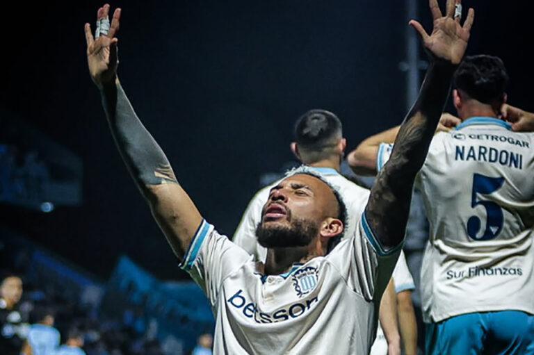 Racing pudo festejar con algo de sufrimiento en Córdoba