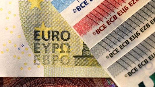 1746306-a-cuanto-cerro-el-euro-blue-este-jueves-24-del-2025