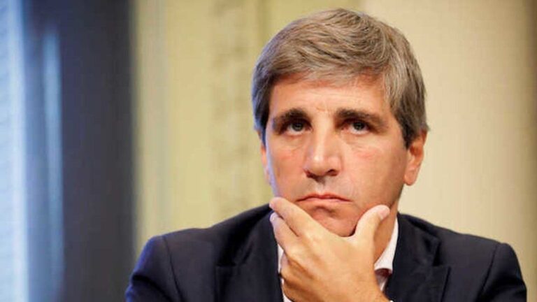 Luis Caputo volvió a hablar de eliminar retenciones, pero sin fechas concretas