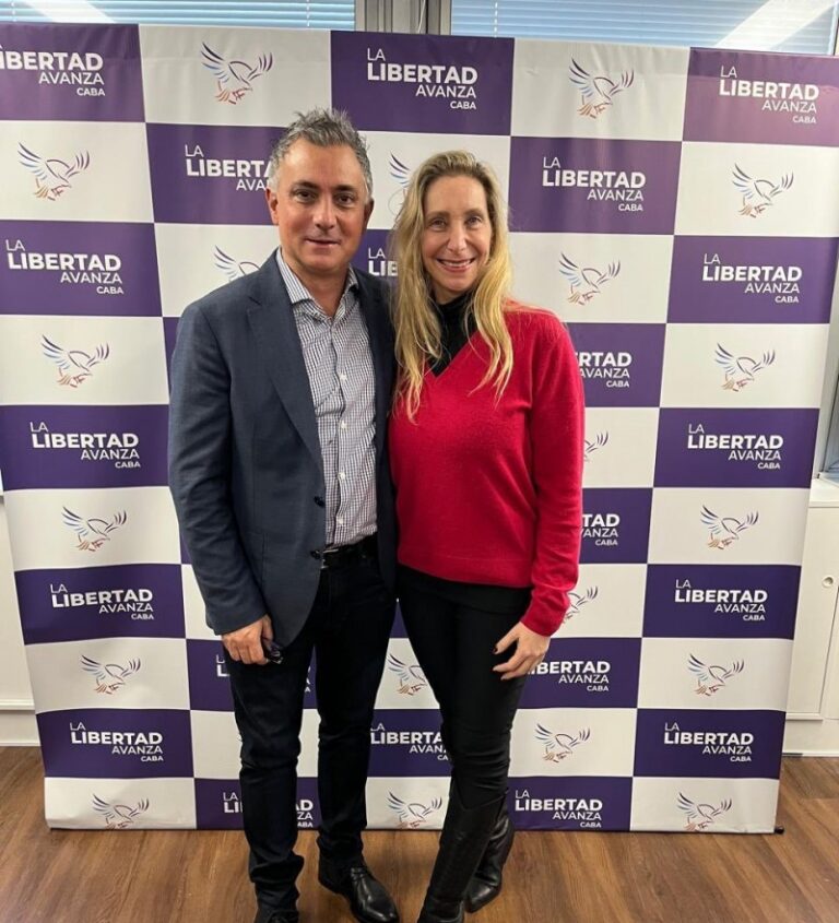 Karina se mostró con Pareja en una dura respuesta a Santiago Caputo