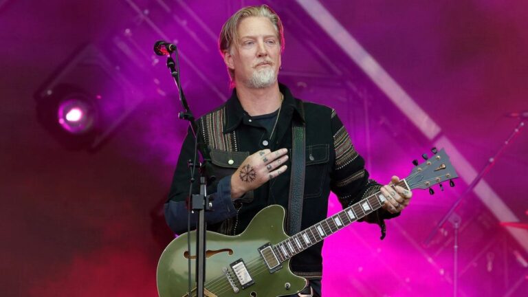 Josh Homme, de Queens Of The Stone Age, reveló que pasó siete meses postrado en cama por una enfermedad