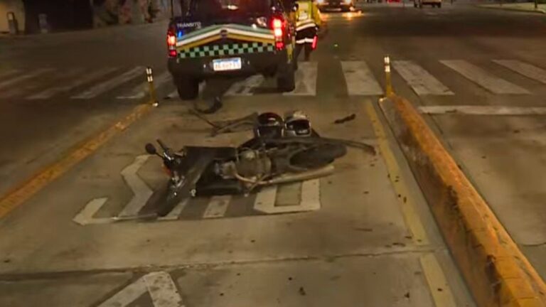 Un motociclista cruzó en rojo y fue embestido por un taxi en Palermo