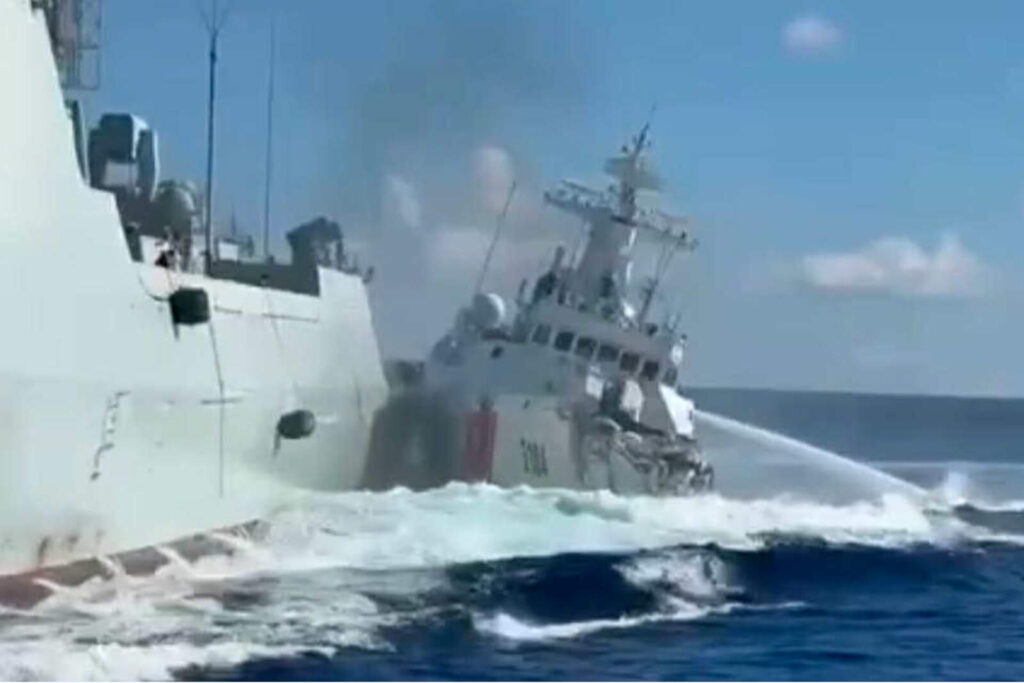 El “exceso” de China en disputa con Filipinas, dañó dos de sus propios buques por “colisión” (Video)