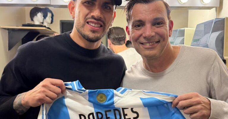 Nuevo refuerzo para Boca? La divertida propuesta de Bossi a Paredes en la calle Corrientes