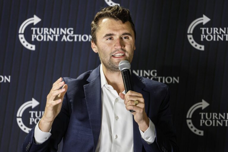 Video: el momento en el que le disparan a Charlie Kirk en un acto en Estados Unidos