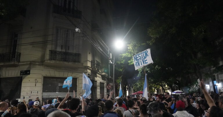 Elecciones 2025: la casa de Cristina, otra vez el punto de reunión de la militancia y parada obligada de los candidatos