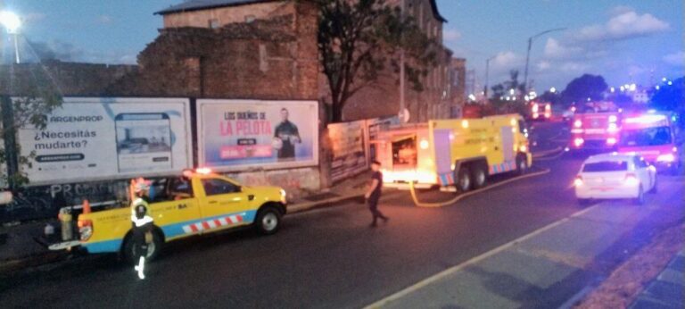Incendio en La Boca: se prendió fuego un depósito y los bomberos trabajan para contener las llamas