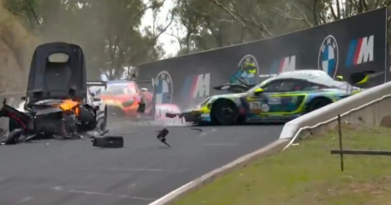Caos en las 12 Horas de Bathurst: un canguro fue atropellado a 250 km/h y cuando volvieron a correr dos autos protagonizaron un choque estremecedor