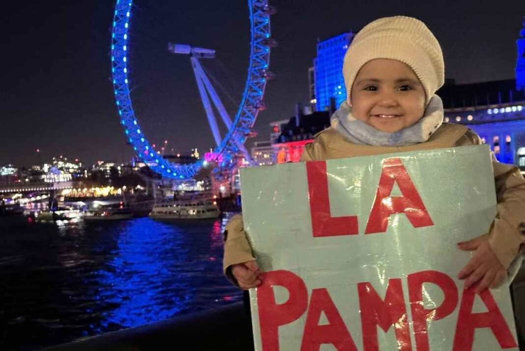 Ilustración simbólica de una niña sonriente con un lazo rojo, representando esperanza y salud, sobre un fondo que evoca la bandera de La Pampa.