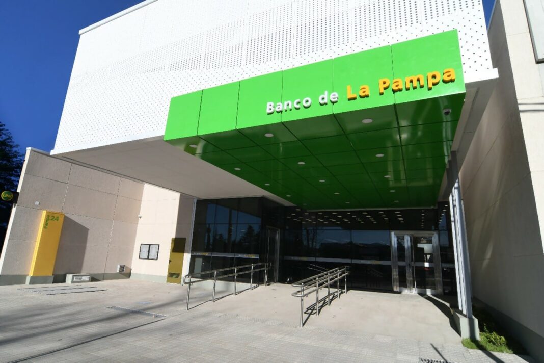 Logo del Banco de La Pampa junto a un teléfono mostrando la aplicación de Billetera Pampa y un código QR.