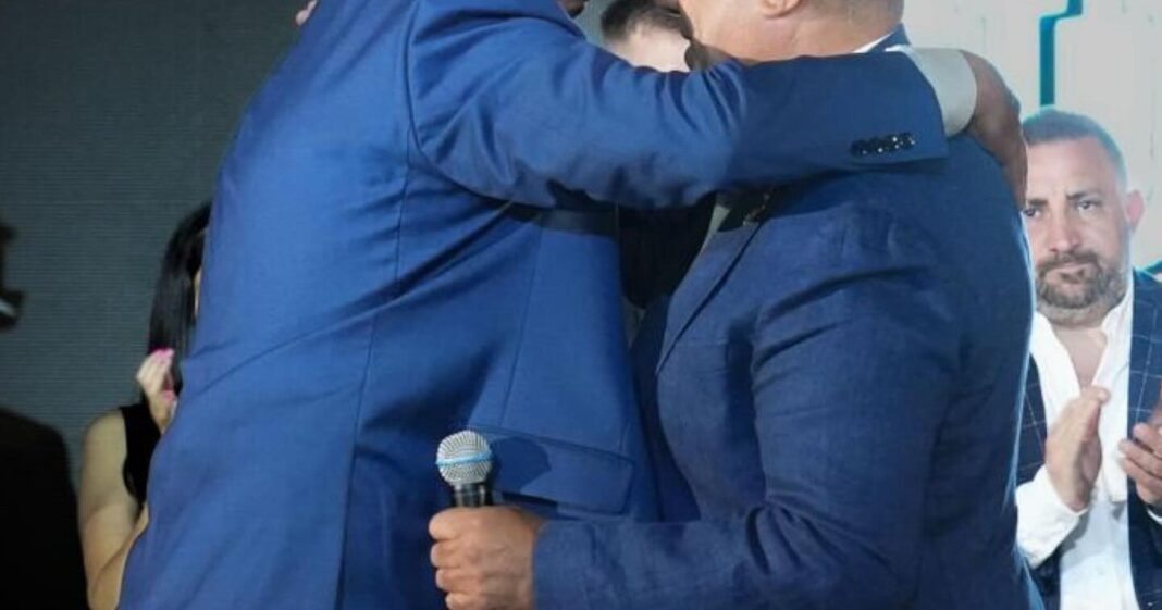 Símbolo de arbitraje de fútbol junto a una escala de justicia, representando la investigación judicial.